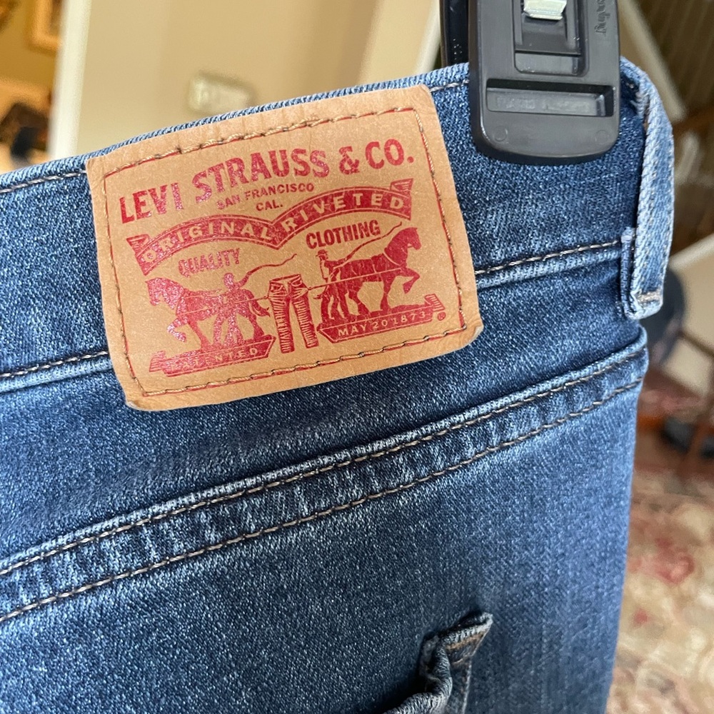 ✨HP✨Levi’s Classic Straight Leg Mid-Wash Denim Jeans 14M - W32 L30 - Picture 5 of 7